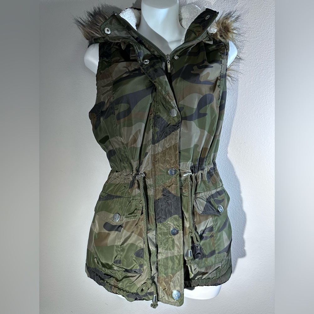 Stoosh Camo Vest with Removable Hood - Size Medium Fleece Lined Drawstring Waist